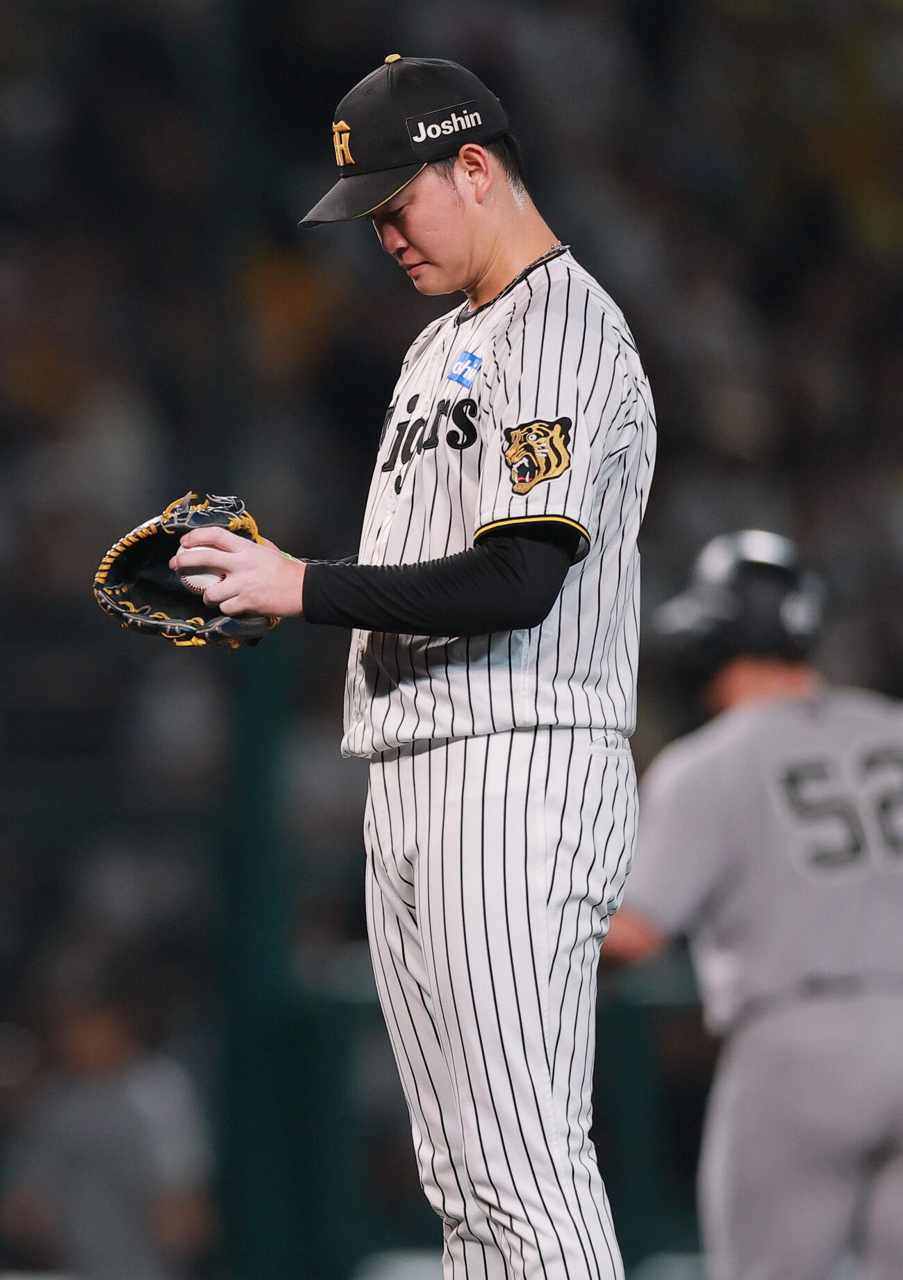 阪神対巨人　8回表巨人1死一、三塁、及川雅貴は中犠飛を打たれる（撮影・上山淳一）