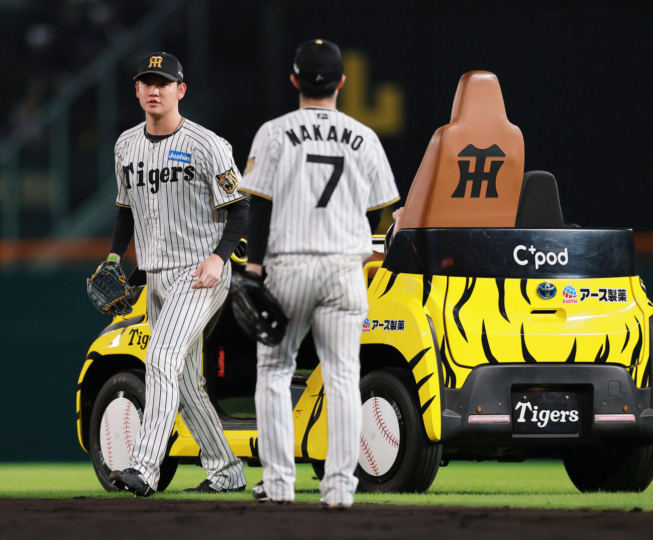 阪神対巨人　8回表、リリーフカーを降りマウンドに向かう阪神及川雅貴（撮影・上山淳一）