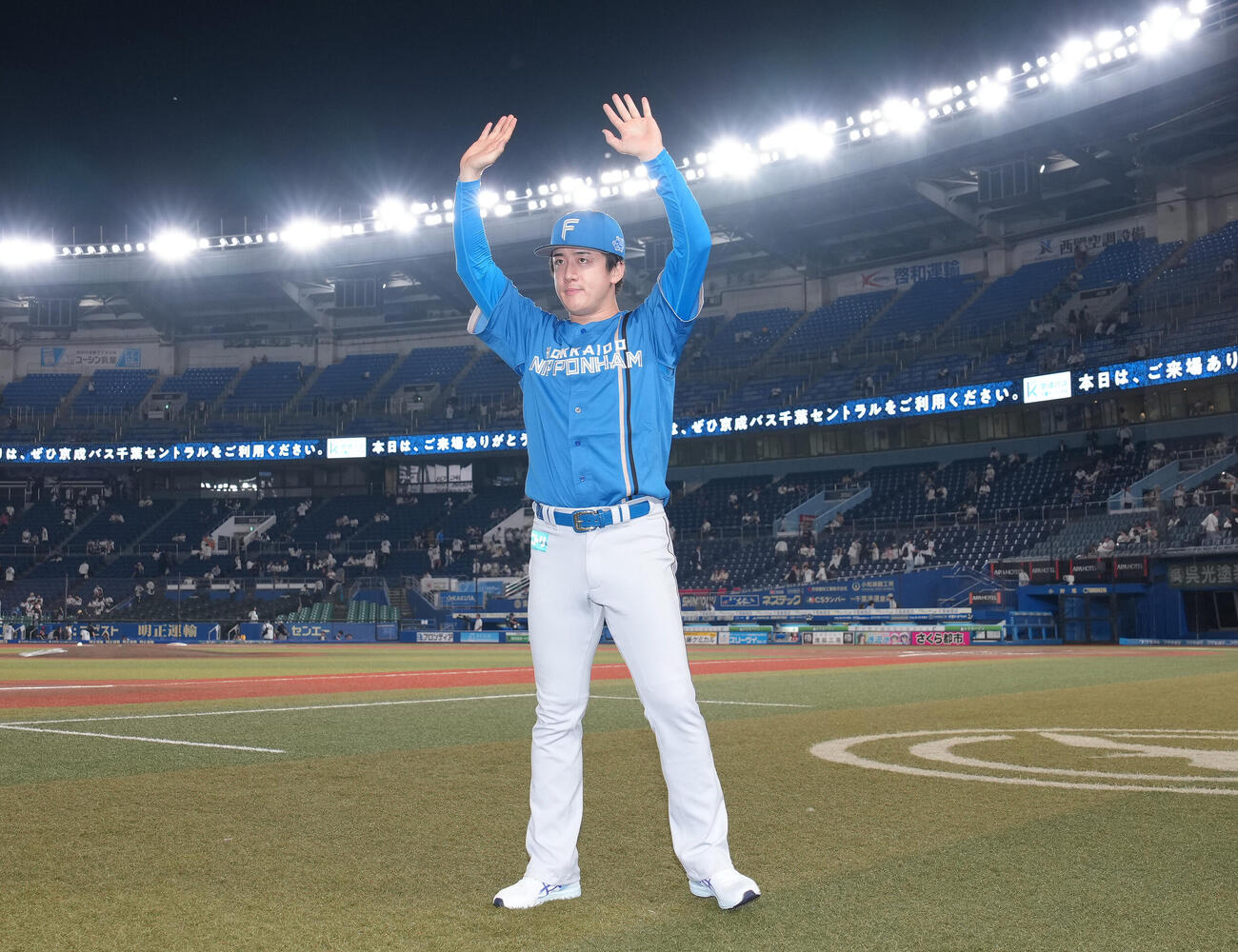 ロッテ対日本ハム　13勝目を挙げスタンドの声援に応える日本ハム北山亘基（撮影・足立雅史）