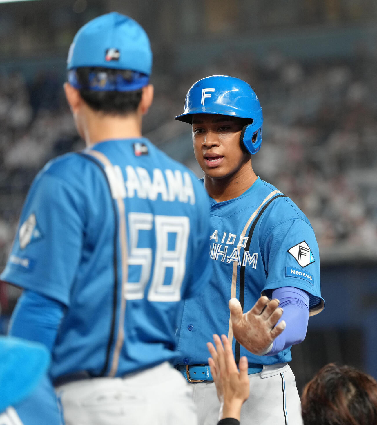 ロッテ対日本ハム　5回表日本ハム2死二塁、郡司裕也の内野安打と相手悪送球の間に生還しタッチを交わす万波中正。左は北山亘基（撮影・足立雅史）