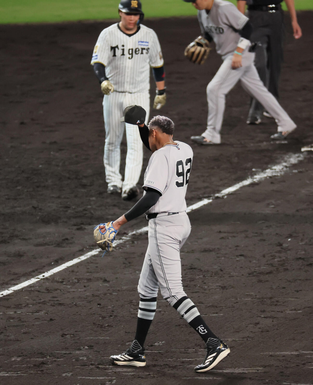 阪神対巨人　9回裏阪神攻撃終了、ライデル・マルティネスは大山悠輔（後方）に適時打で同点に追いつかれる（撮影・宮崎幸一）