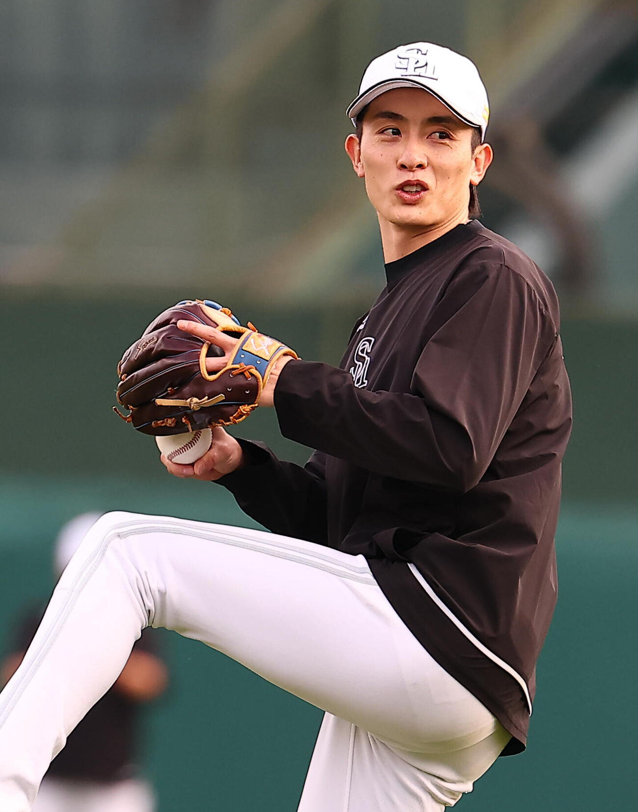 練習するソフトバンク周東佑京（撮影・野上伸悟）