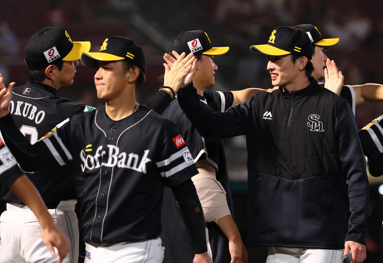 楽天対ソフトバンク　勝利を喜ぶソフトバンク周東佑京（手前右）ら（撮影・野上伸悟）