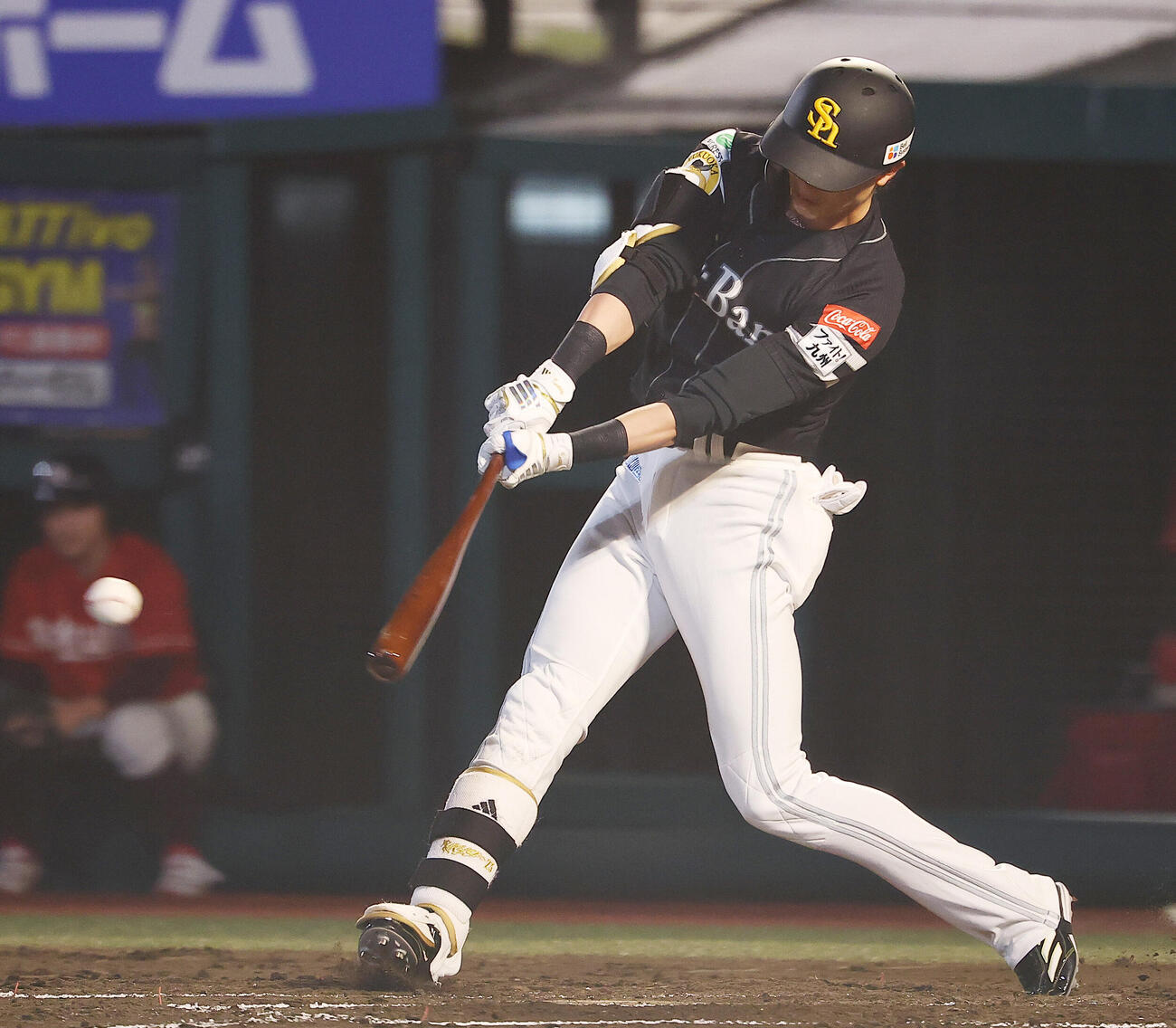 楽天対ソフトバンク　3回表ソフトバンク2死、中前安打を放つ周東佑京（撮影・野上伸悟）