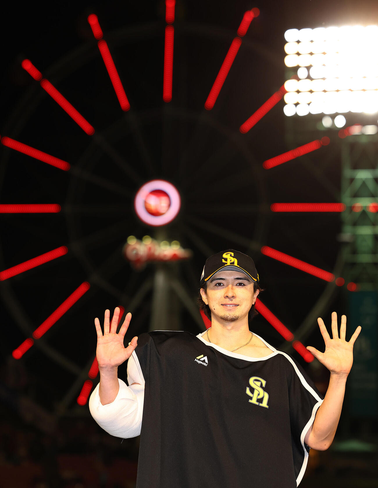 楽天対ソフトバンク　10勝目を挙げ10ポーズで喜ぶソフトバンク上沢直之（撮影・野上伸悟）