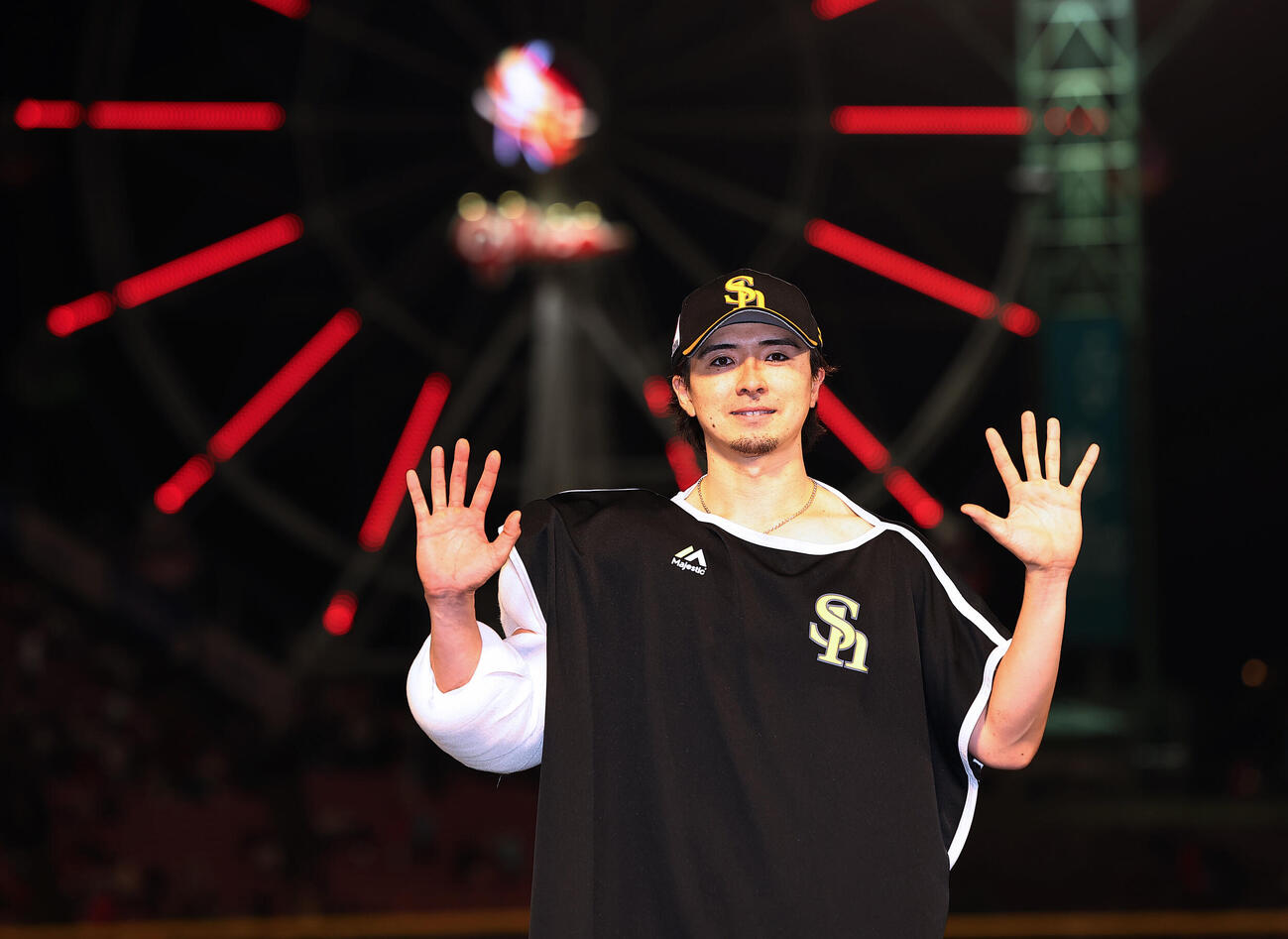 楽天対ソフトバンク　10勝目を挙げ10ポーズで喜ぶソフトバンク上沢直之（撮影・野上伸悟）