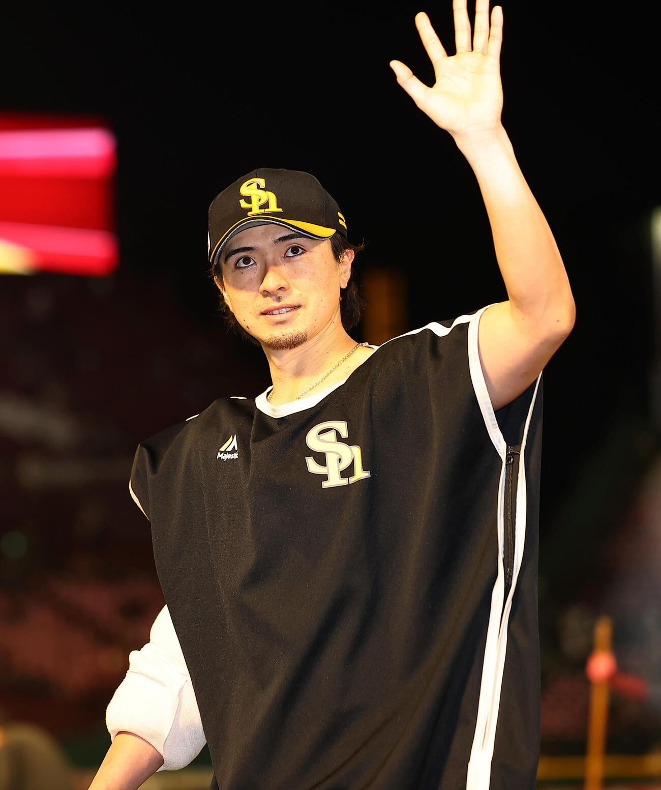 楽天対ソフトバンク　10勝目を挙げファンの声援に応えるソフトバンク上沢直之（撮影・野上伸悟）