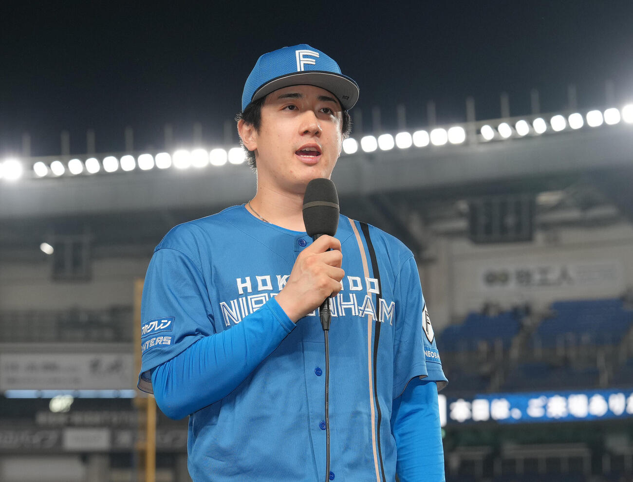 ロッテ対日本ハム　13勝目を挙げヒーローインタビューに答える日本ハム北山亘基（撮影・足立雅史）