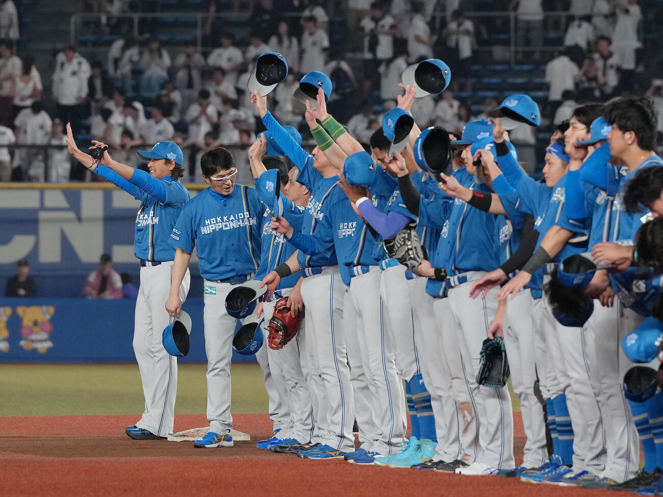 ロッテ対日本ハム　今季最終戦を終え、スタンドにあいさつする日本ハム新庄剛志監督（左端）ら（撮影・足立雅史）