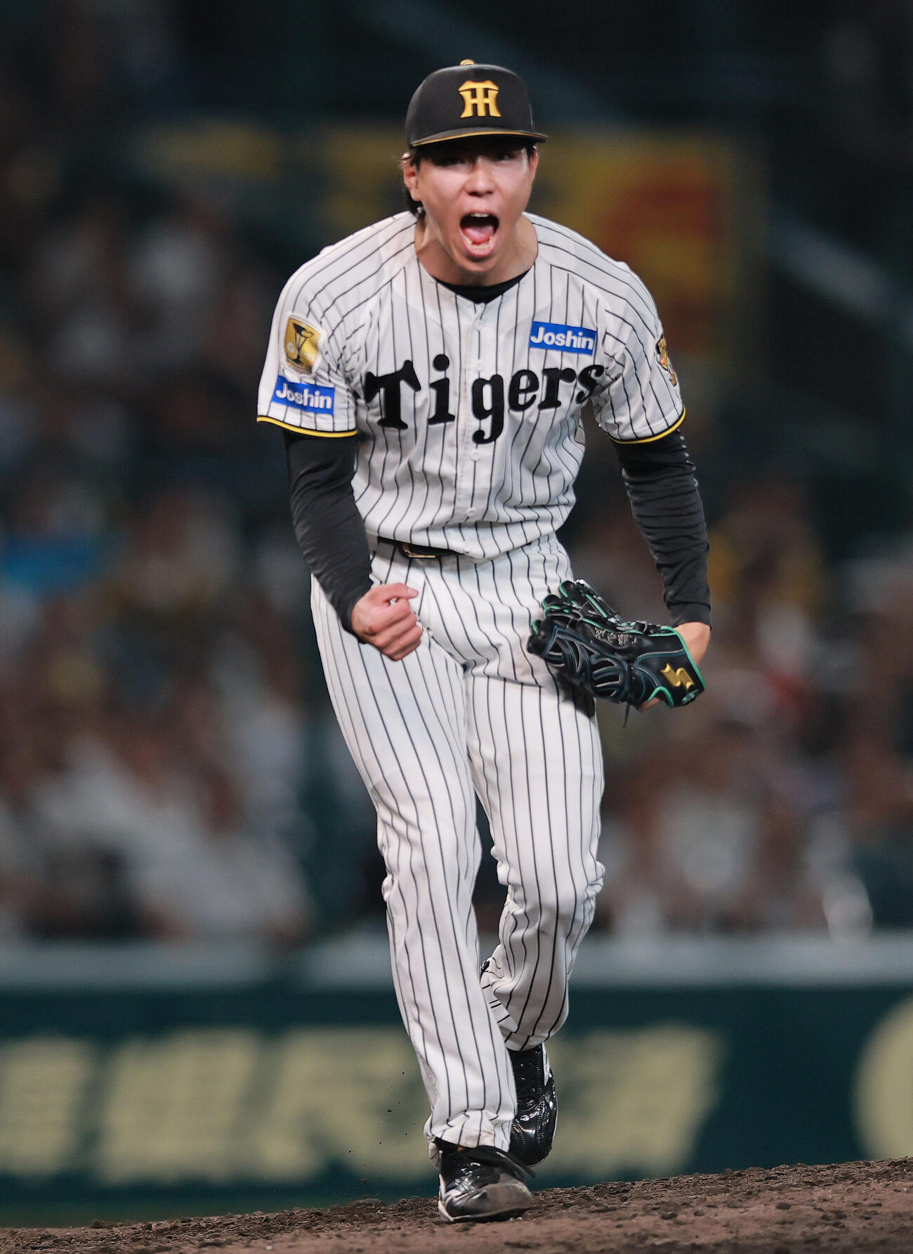 阪神対巨人　10回表巨人2死一塁、工藤泰成は門脇誠を空振り三振に仕留め雄たけびを上げる（撮影・上山淳一）