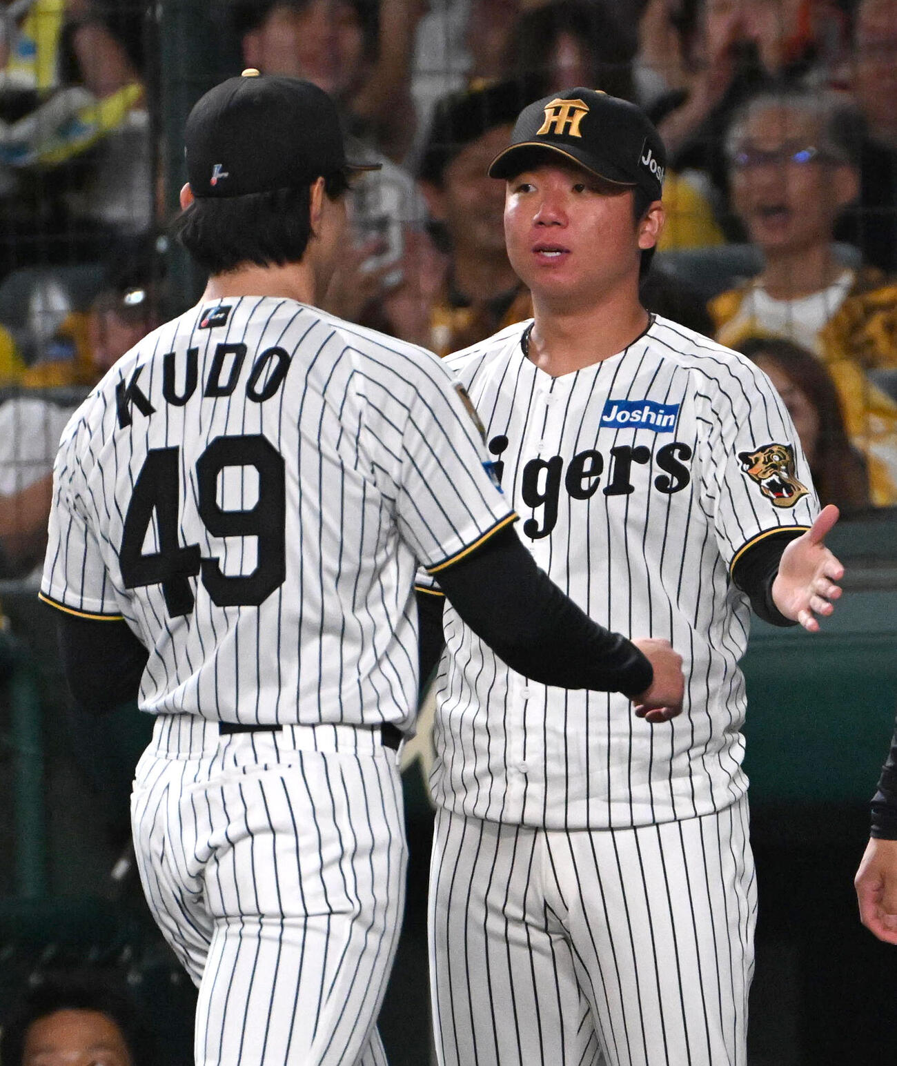 阪神対巨人　10回表を投げ終えた工藤泰成（左）を迎える村上頌樹（撮影・石井愛子）