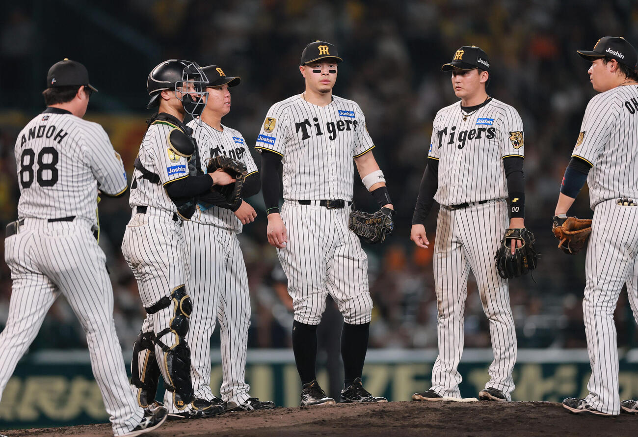 阪神対巨人　4回表巨人1死一、二塁、ピンチを背負い村上頌樹（左から3人目）のもとに集まる阪神内野陣（撮影・上山淳一）