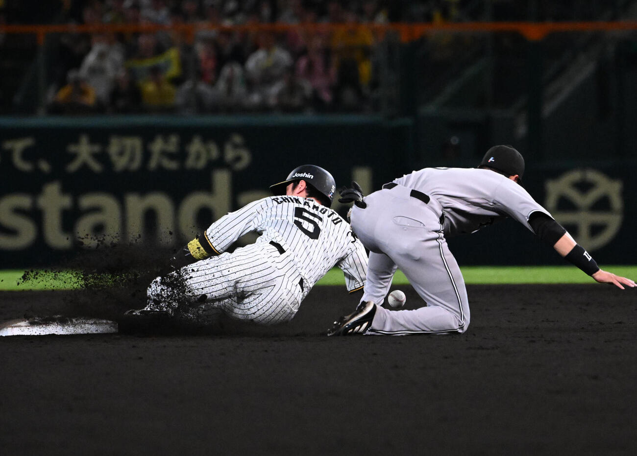 阪神対巨人　7回裏阪神1死一塁、打者森下翔太の時、二盗を決める一走近本光司。右は二塁手吉川尚輝（撮影・石井愛子）