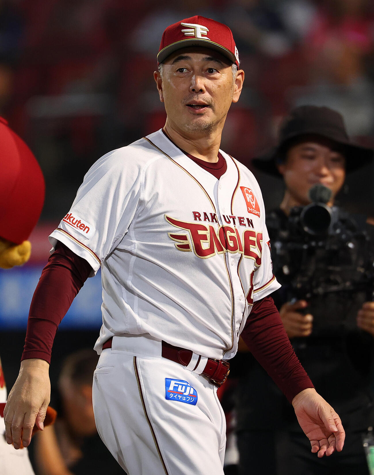 楽天対ソフトバンク　メンバー表の最終確認終えベンチに戻る楽天吉井理人監督（撮影・野上伸悟）