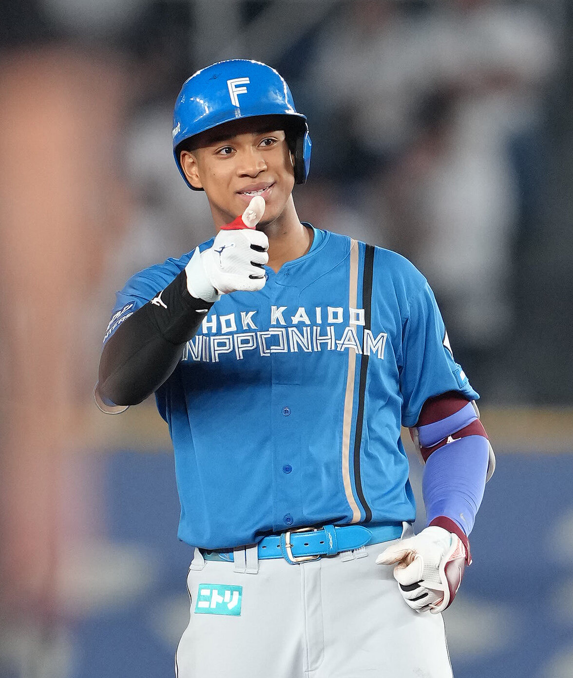 ロッテ対日本ハム　5回表日本ハム2死三塁、万波中正は適時二塁打を放ちベンチにポーズ（撮影・足立雅史）