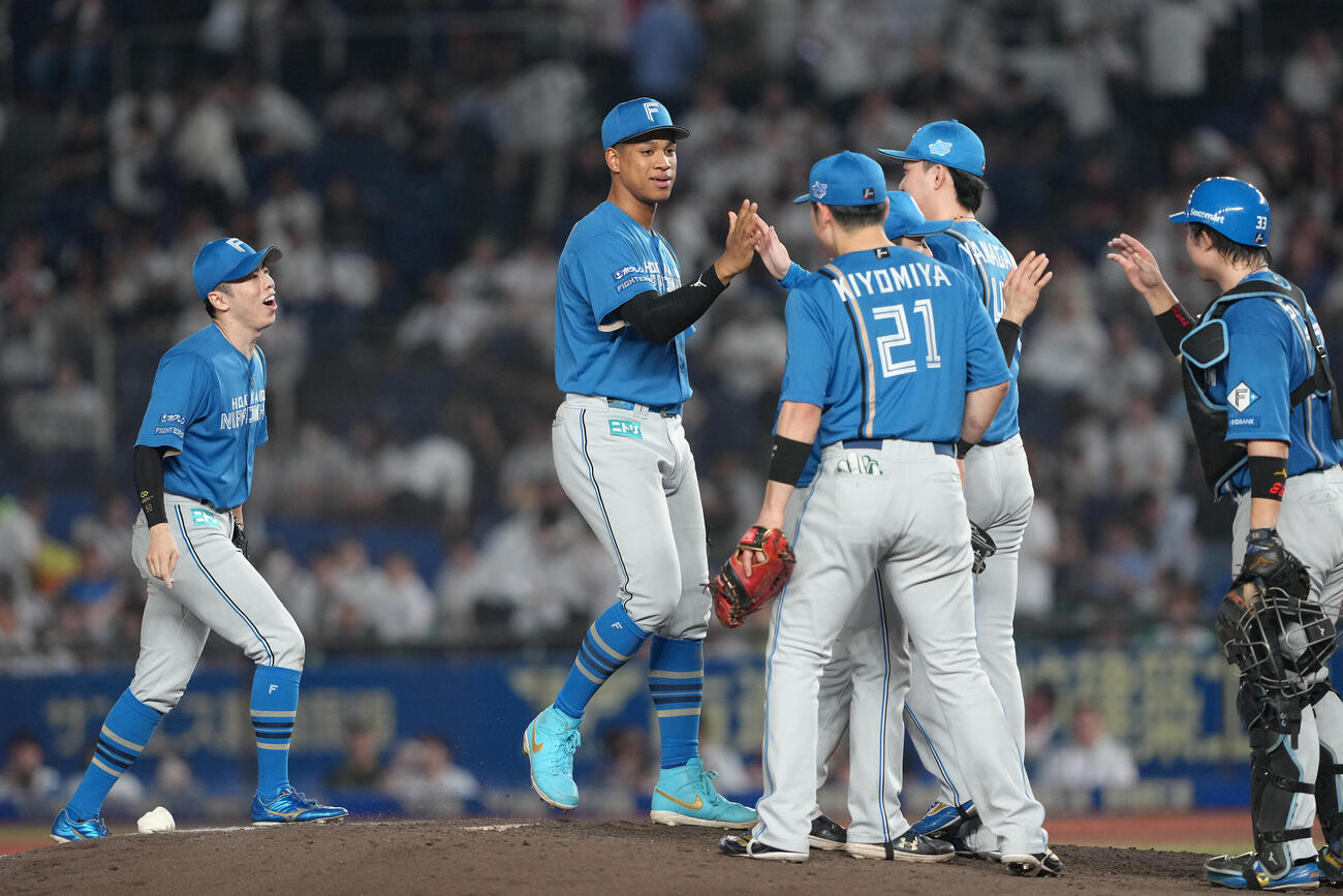 ロッテ対日本ハム　勝利しタッチを交わす日本ハム万波中正（中央左）ら（撮影・足立雅史）