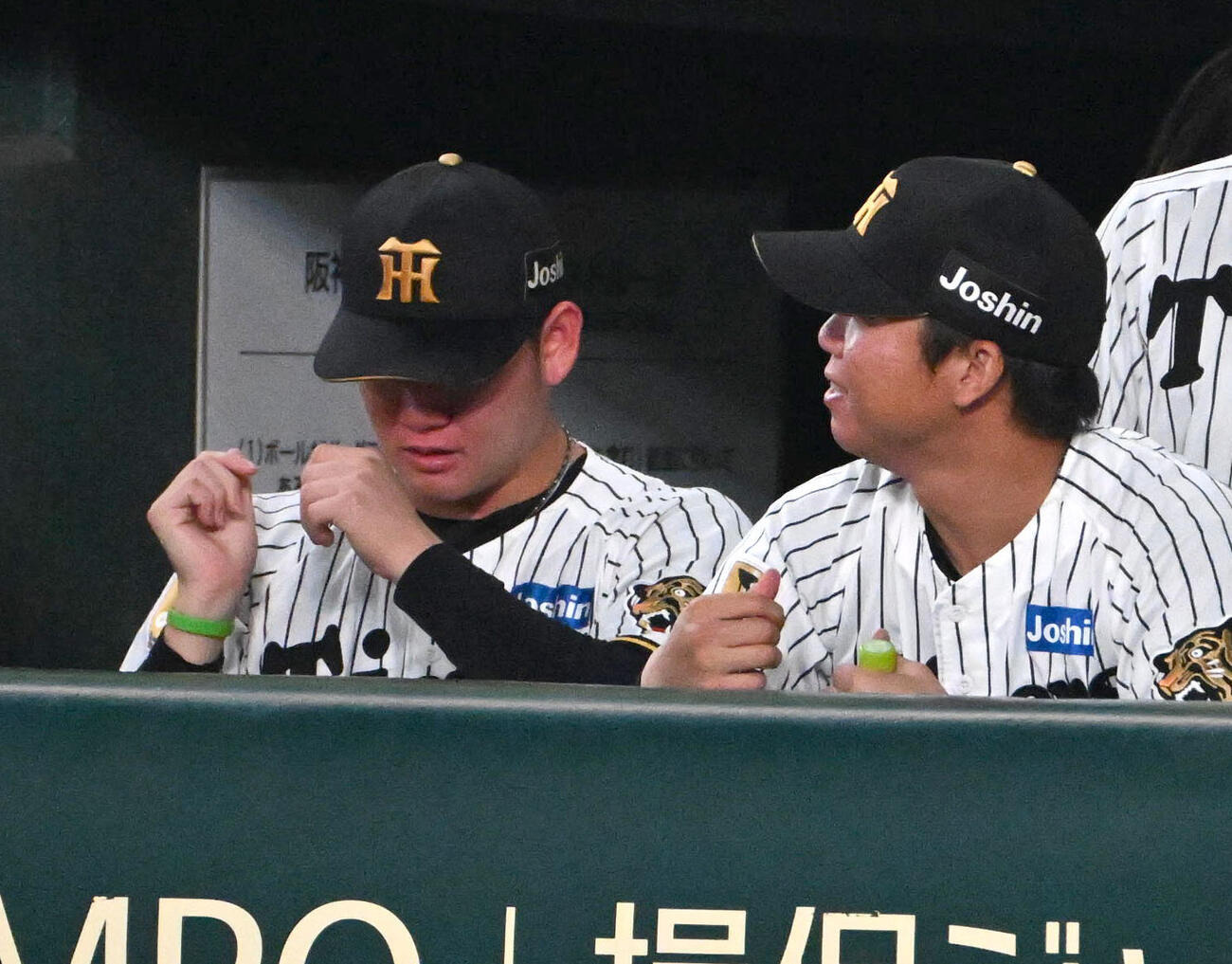 阪神対巨人　9回裏阪神2死一、三塁、大山悠輔の同点打に目を潤ます及川雅貴。右は村上（撮影・石井愛子）