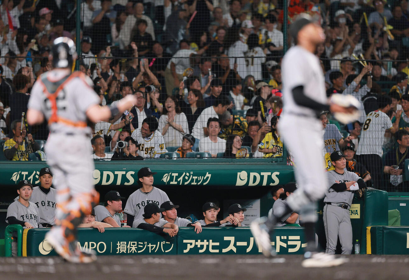 阪神対巨人　9回裏阪神2死二、三塁、ライデル・マルティネス（手前右）が大山悠輔に適時打を浴び静まる巨人の選手ら（撮影・上山淳一）