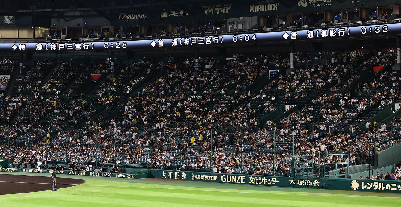 阪神対巨人　最終電車の案内が出る甲子園球場（撮影・上田博志）
