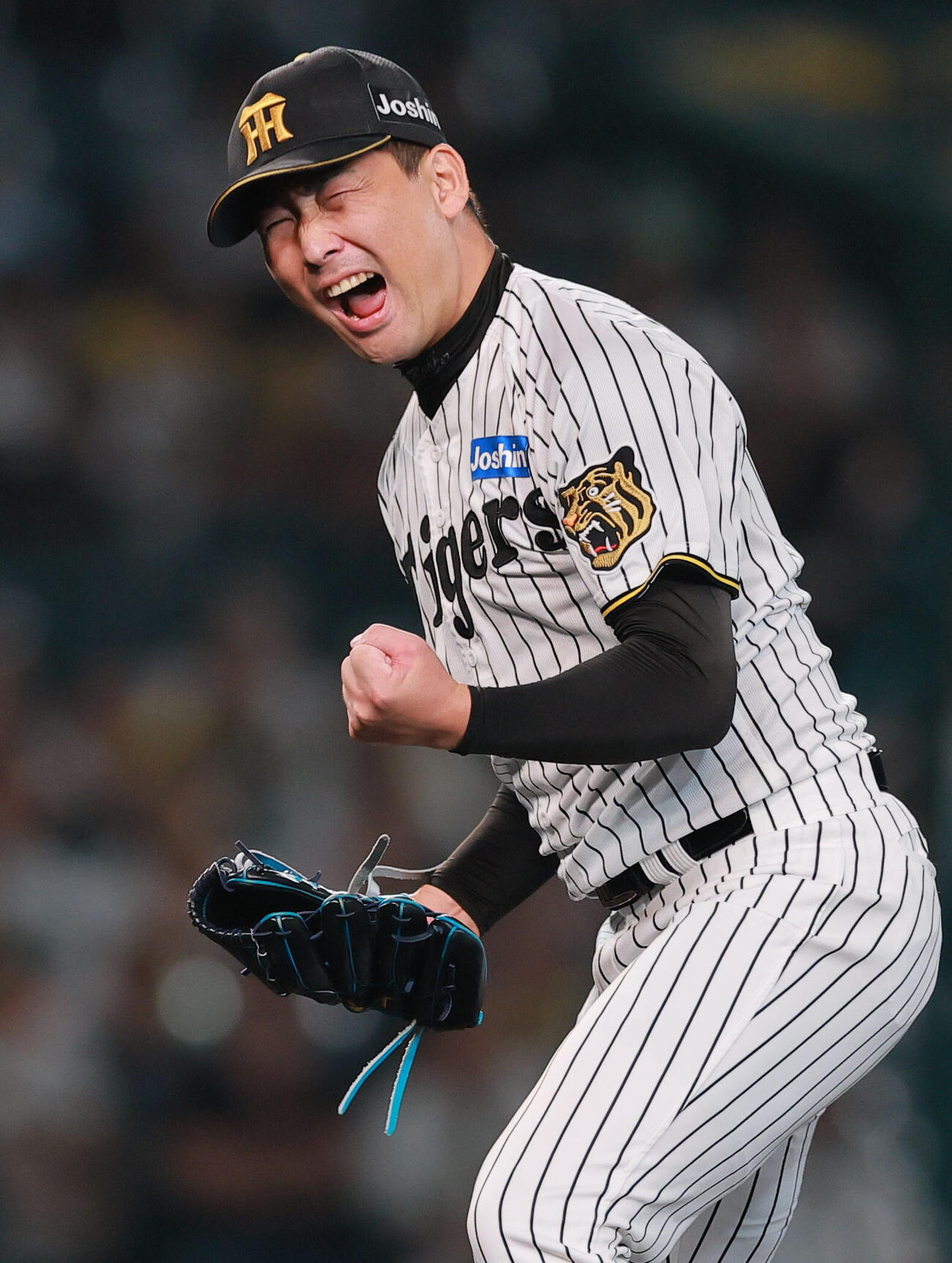 阪神対巨人　11回表巨人2死一塁、岩崎優は佐々木俊輔から空振り三振を奪い雄たけびを上げる（撮影・上山淳一）