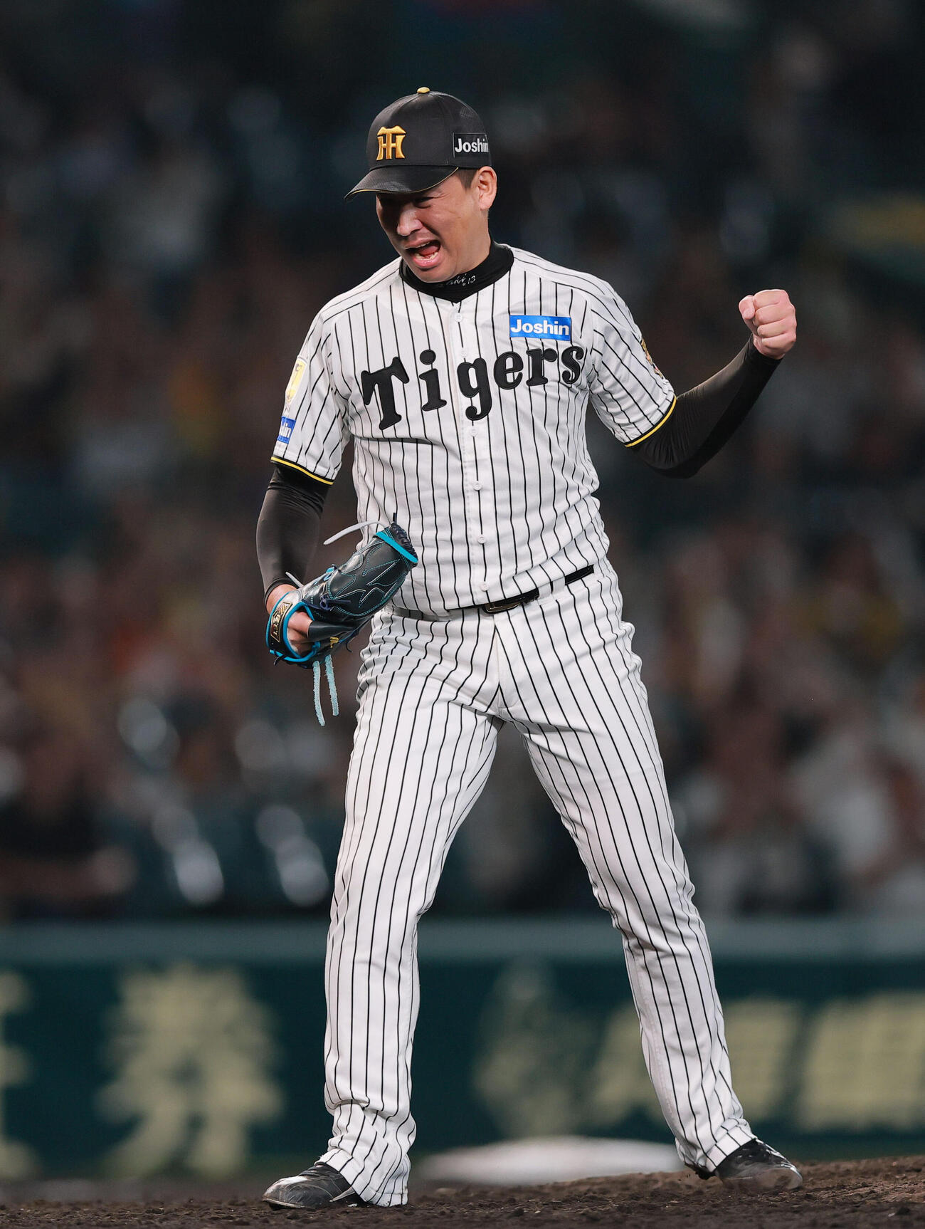 阪神対巨人　11回表巨人2死一塁、岩崎優は佐々木俊輔から空振り三振を奪い雄たけびを上げる（撮影・上山淳一）