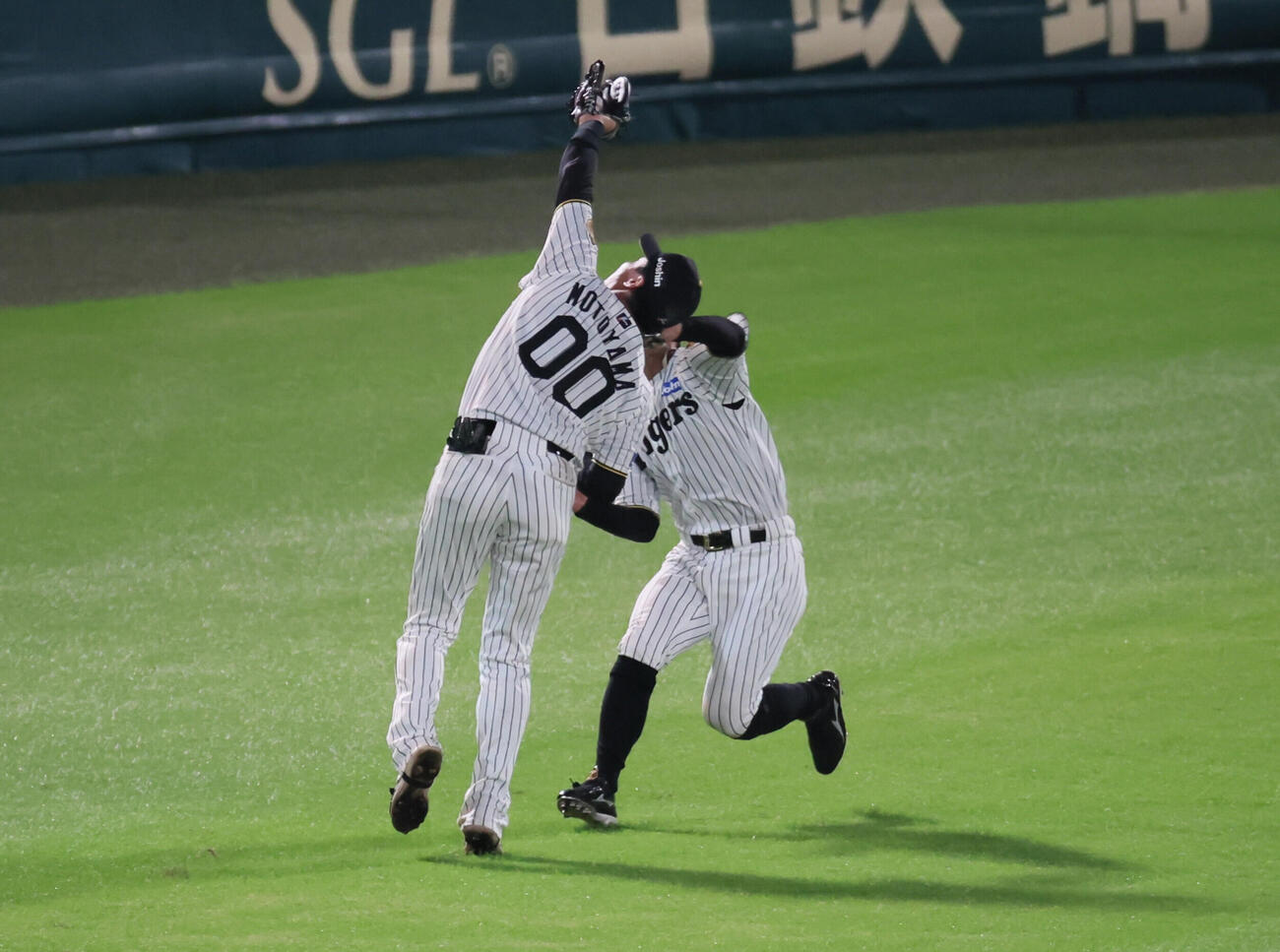 阪神対巨人　112回表巨人2死、は元山飛優し（左）は泉口友汰の打球を追い、熊谷敬宥と交錯しながら捕球する（撮影・宮崎幸一）