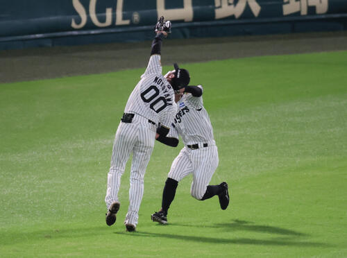 阪神】総力戦でドロー…11回岩崎優、珍しド派手ガッツポーズ締め 12回は