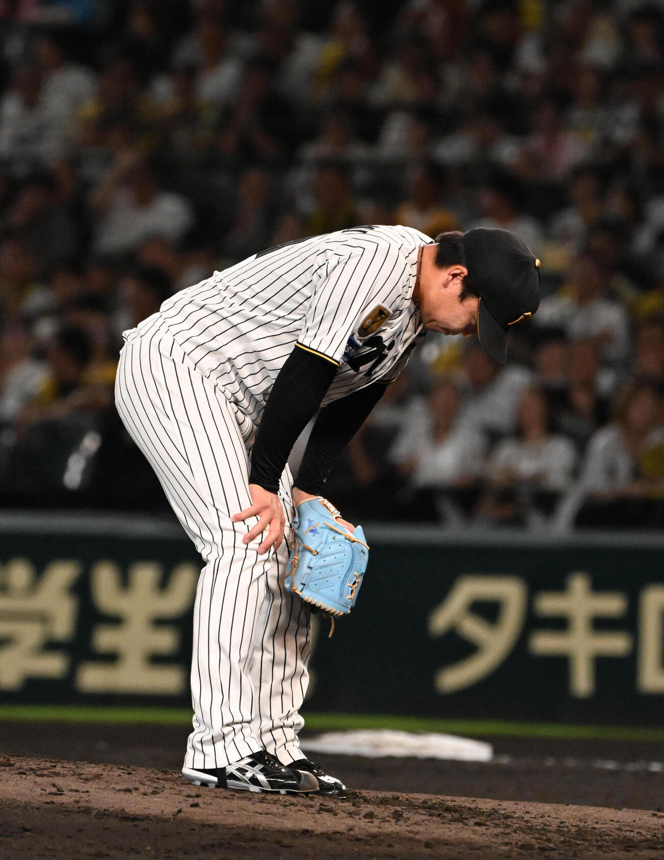 阪神対巨人　4回表巨人1死一、二塁、増田陸に四球を与え悔しがる村上頌樹（撮影・石井愛子）