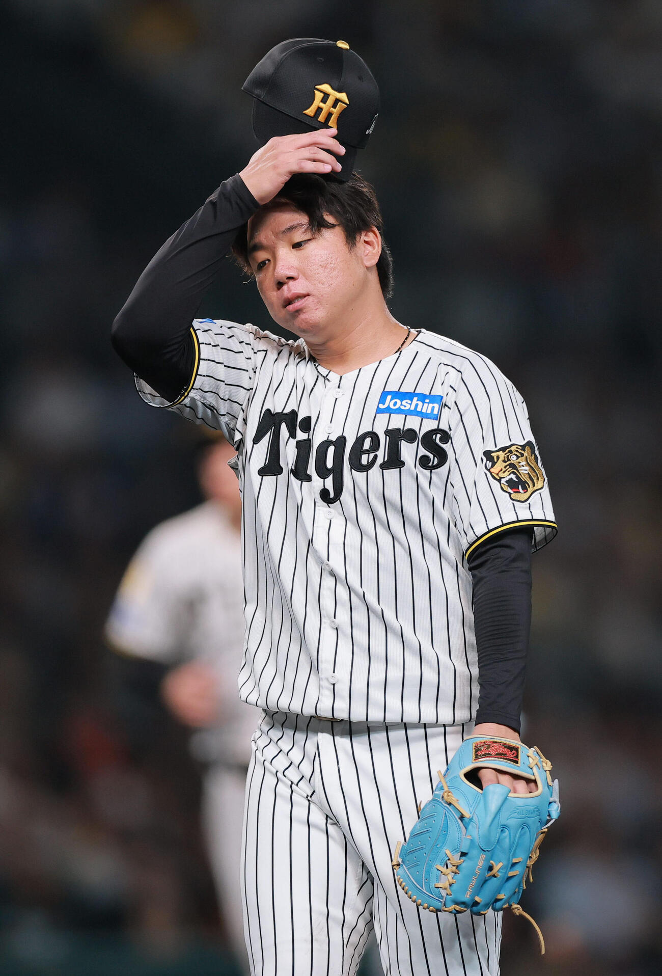 阪神対巨人　4回表を投げ終えベンチへ引きあげる阪神村上頌樹（撮影・上山淳一）