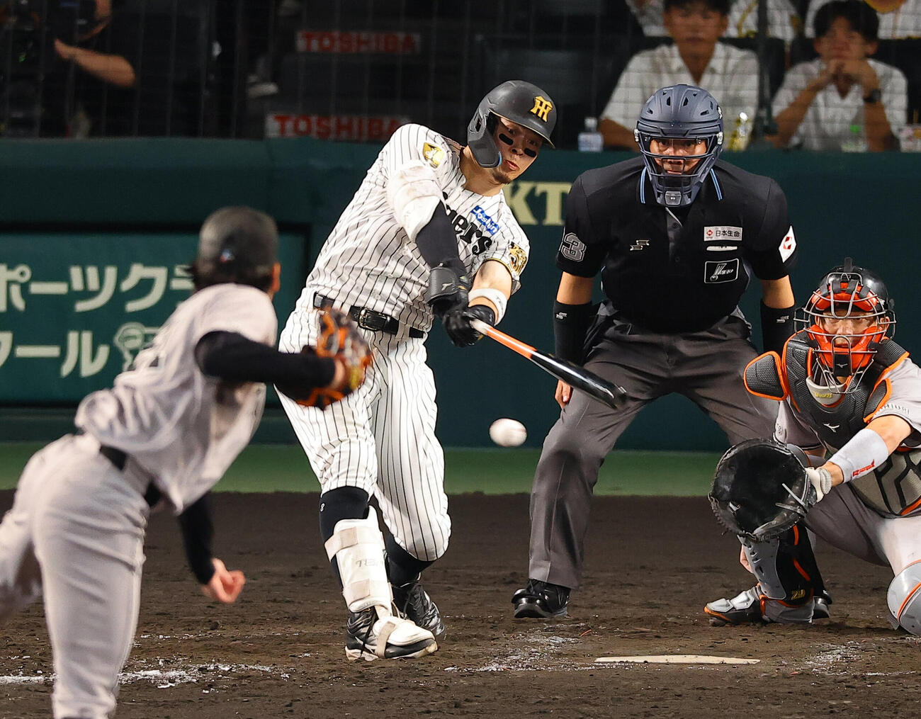 阪神対巨人　5回裏阪神1死一塁、佐藤輝明は一直併殺打に倒れる（撮影・上田博志）