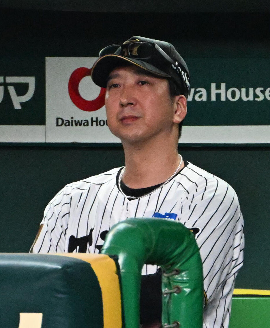 阪神対巨人　試合を見つめる阪神藤川球児監督（撮影・石井愛子）