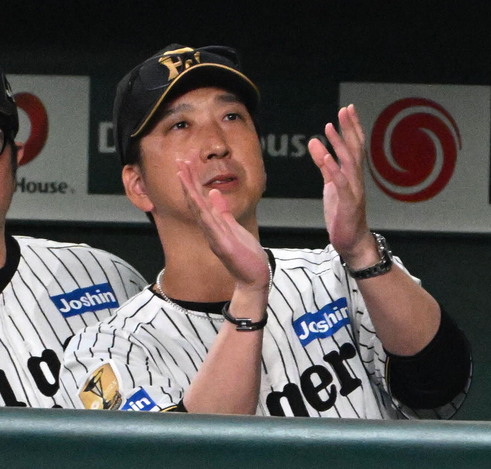 阪神対巨人　6回裏阪神無死、本塁打を放った大山悠輔を迎える藤川球児監督（撮影・石井愛子）