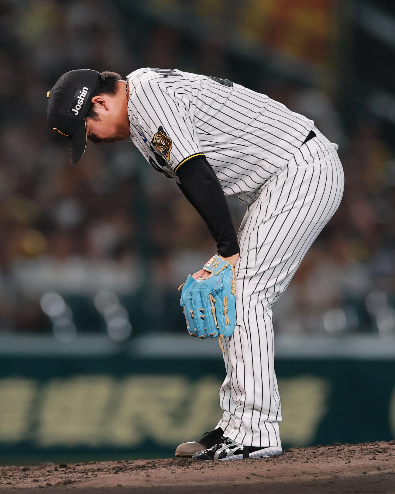 阪神対巨人　4回表巨人1死一、二塁、増田陸に四球を与え落胆する村上頌樹（撮影・上山淳一）