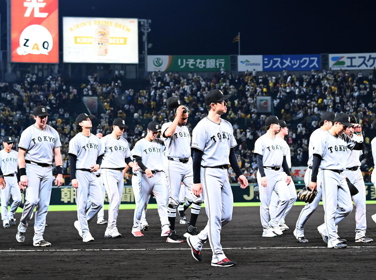 阪神対巨人　2－2引き分けで肩を落とすを巨人ナインら（撮影・石井愛子）