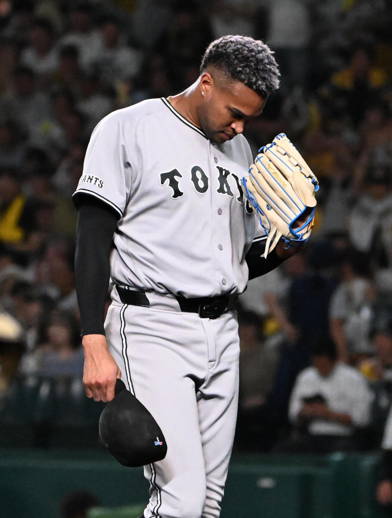 阪神対巨人　9回裏を投げ終えベンチに引き揚げるライデル・マルティネス（撮影・石井愛子）