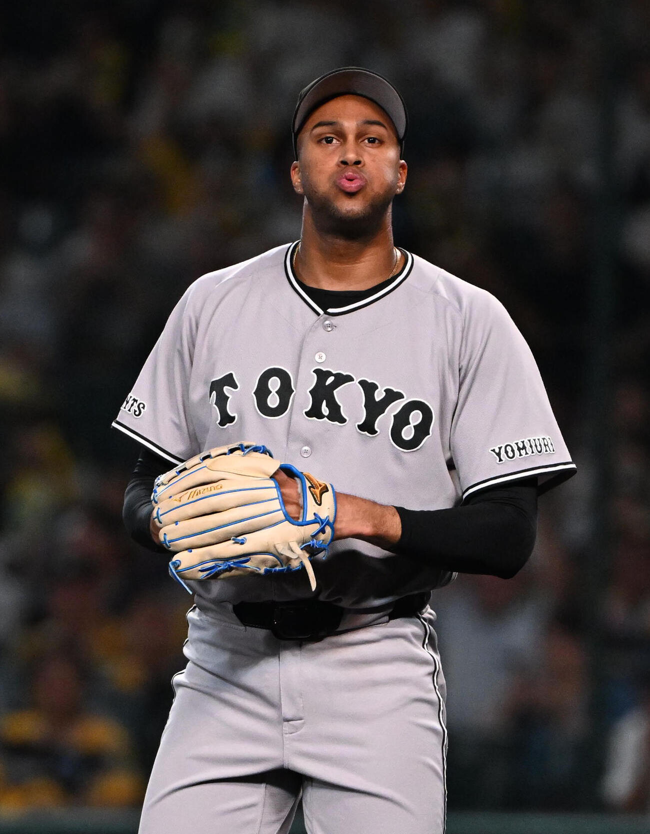 阪神対巨人　9回裏阪神1死二塁、森下翔太に四球を与えるライデル・マルティネス（撮影・石井愛子）