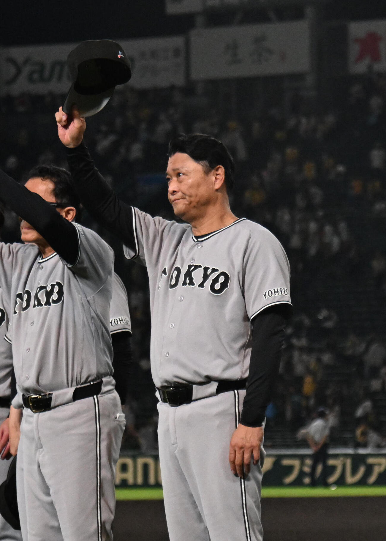 阪神対巨人　試合終了後、ファンらにあいさつをする巨人橋上秀樹監督代行（撮影・石井愛子）