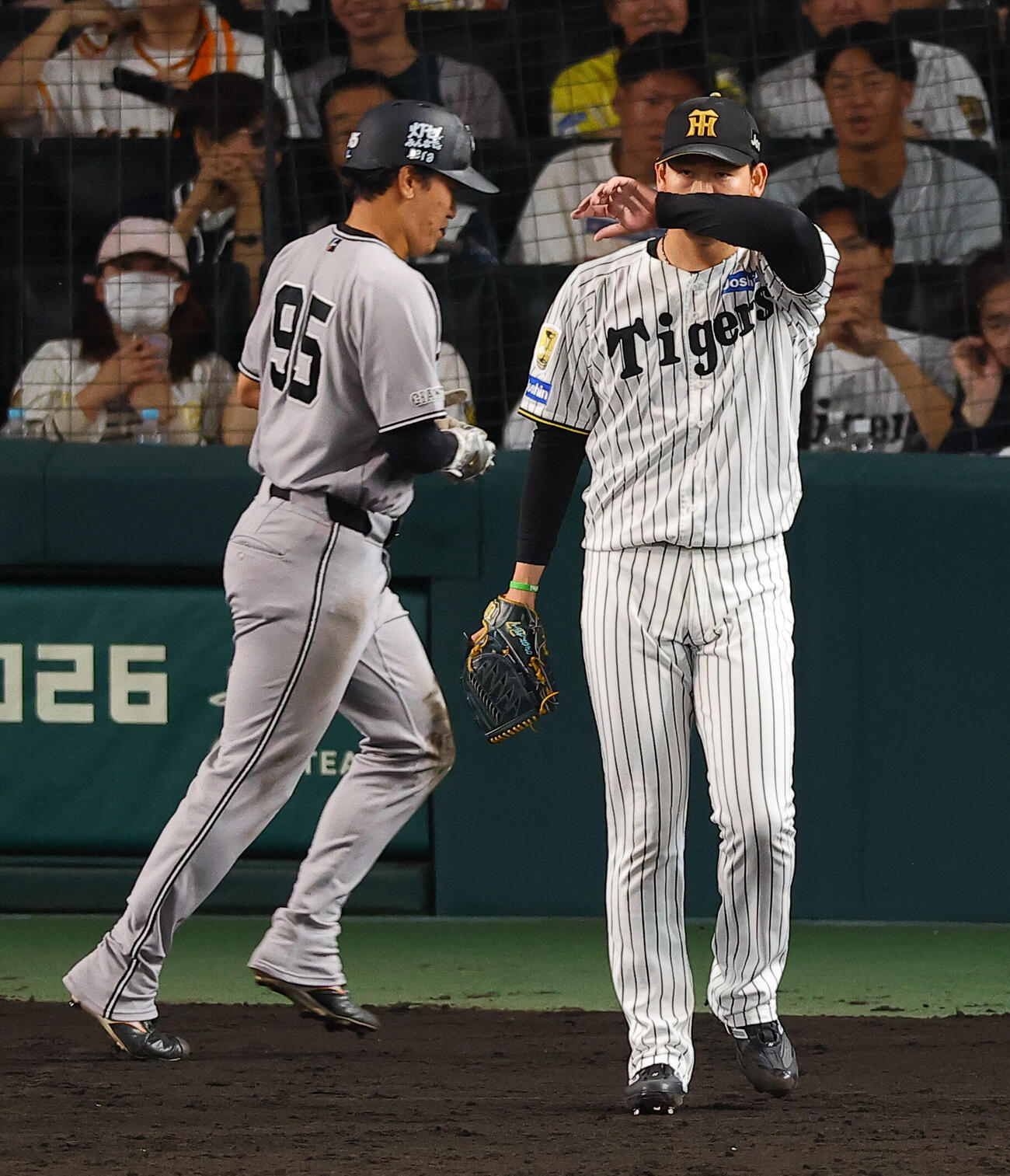 阪神対巨人　8回表巨人1死一、三塁、及川雅貴（右）は吉川尚輝の勝ち越し犠飛で笹原操希の生還を許す（撮影・上田博志）
