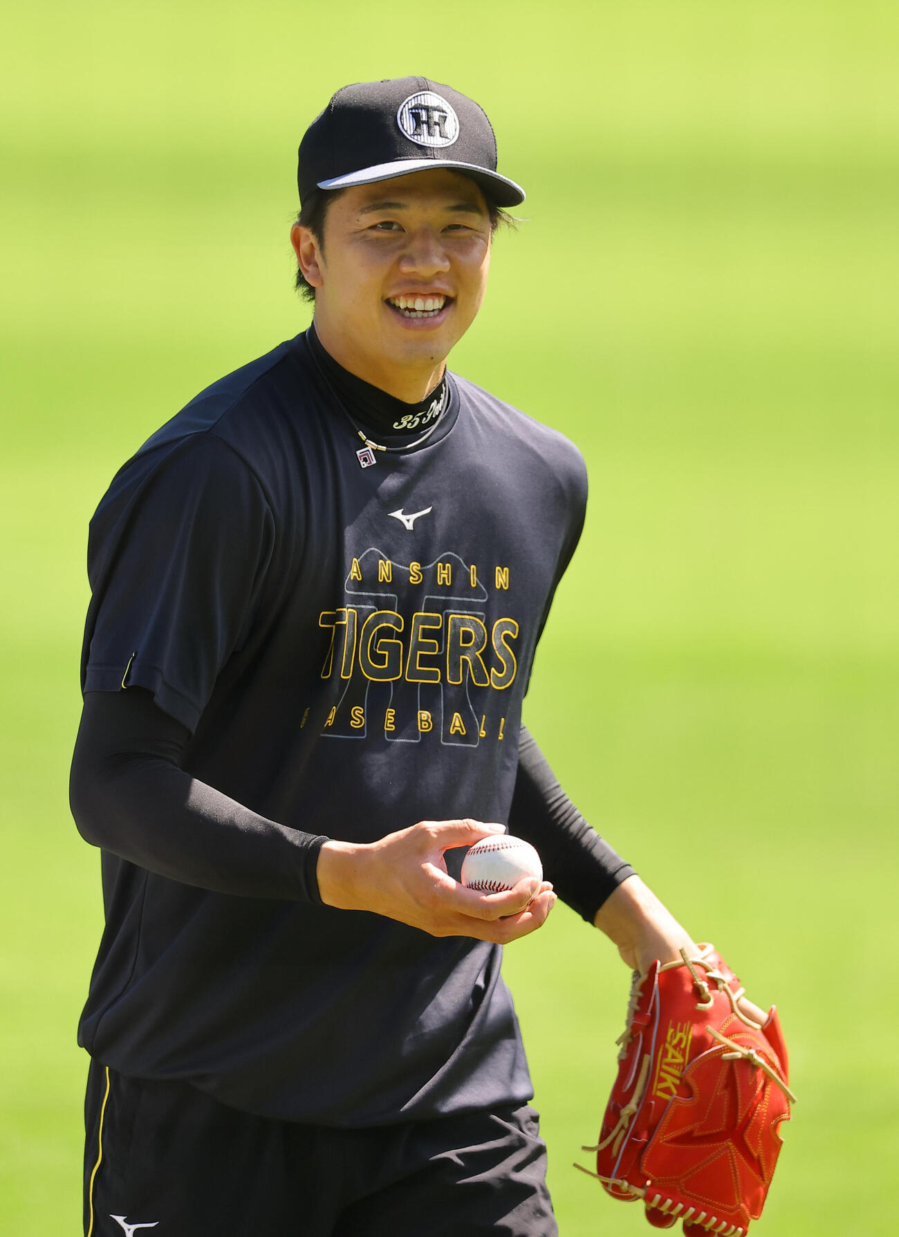 キャッチボールを終えた才木浩人は笑顔を見せる（撮影・上田博志）