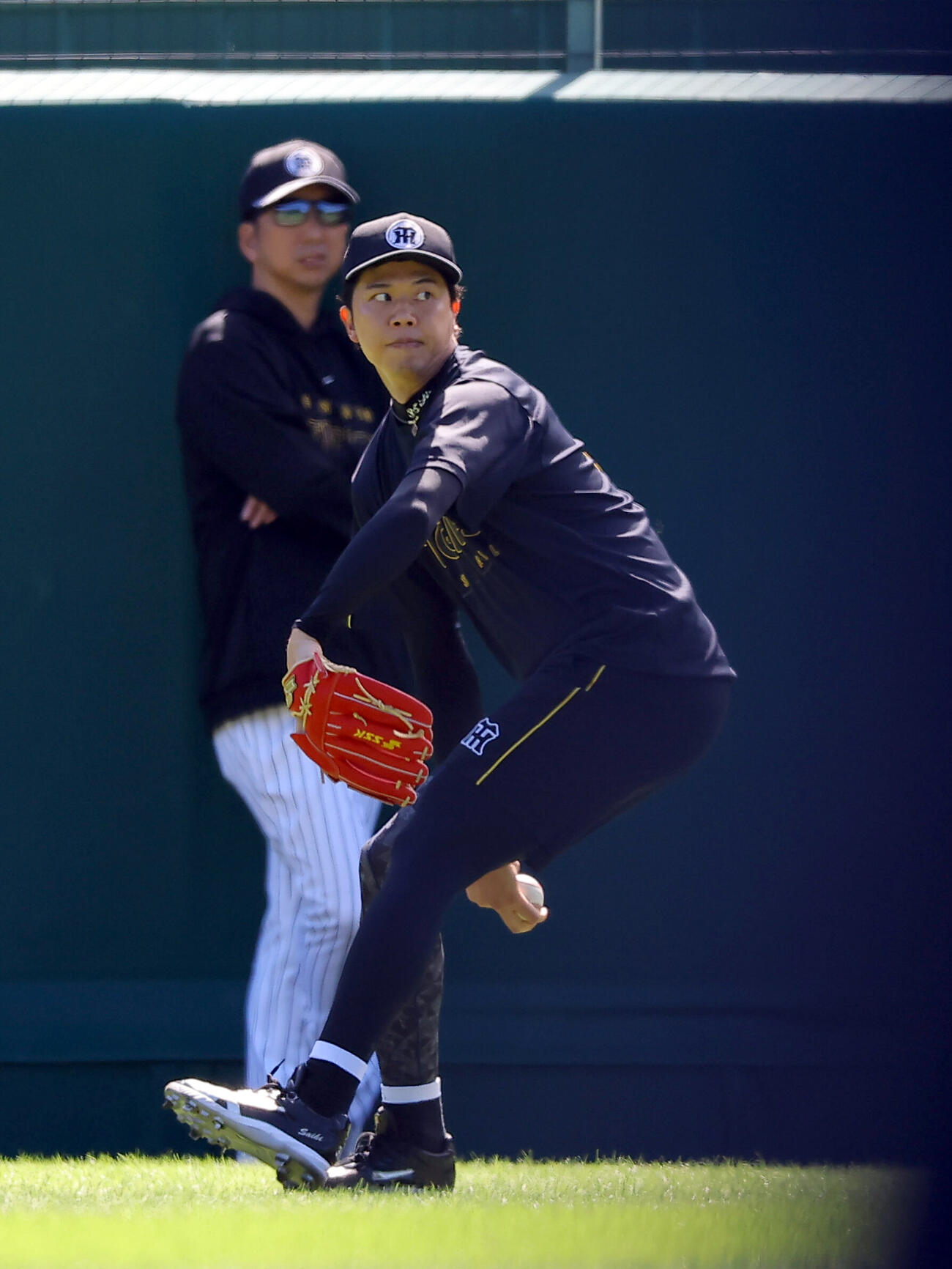 藤川球児監督（左）の見守る中、キャッチボールで調整する才木浩人（撮影・上田博志）