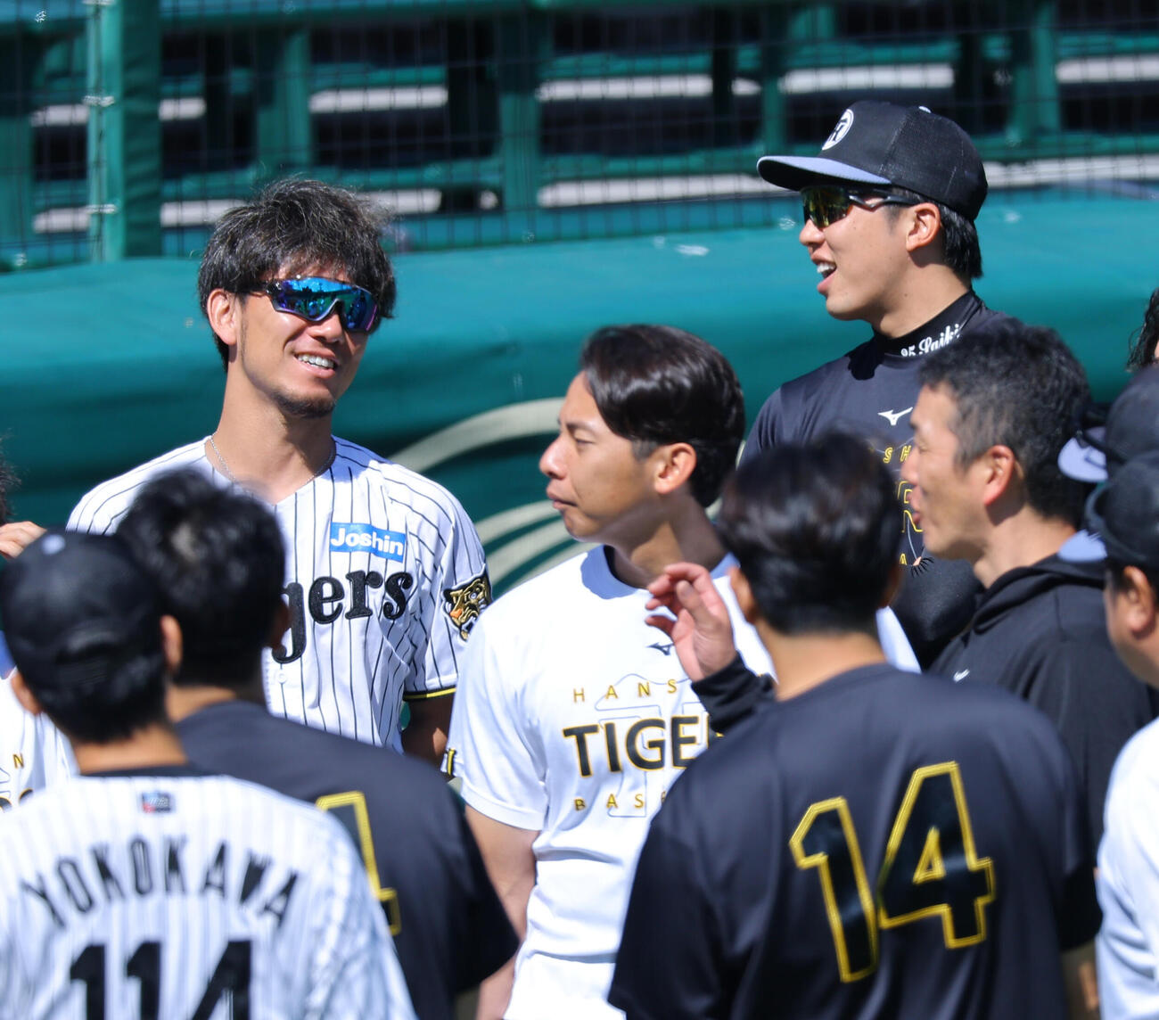 笑顔を見せながら話をする才木浩人（右）と伊藤将司（撮影・上田博志）