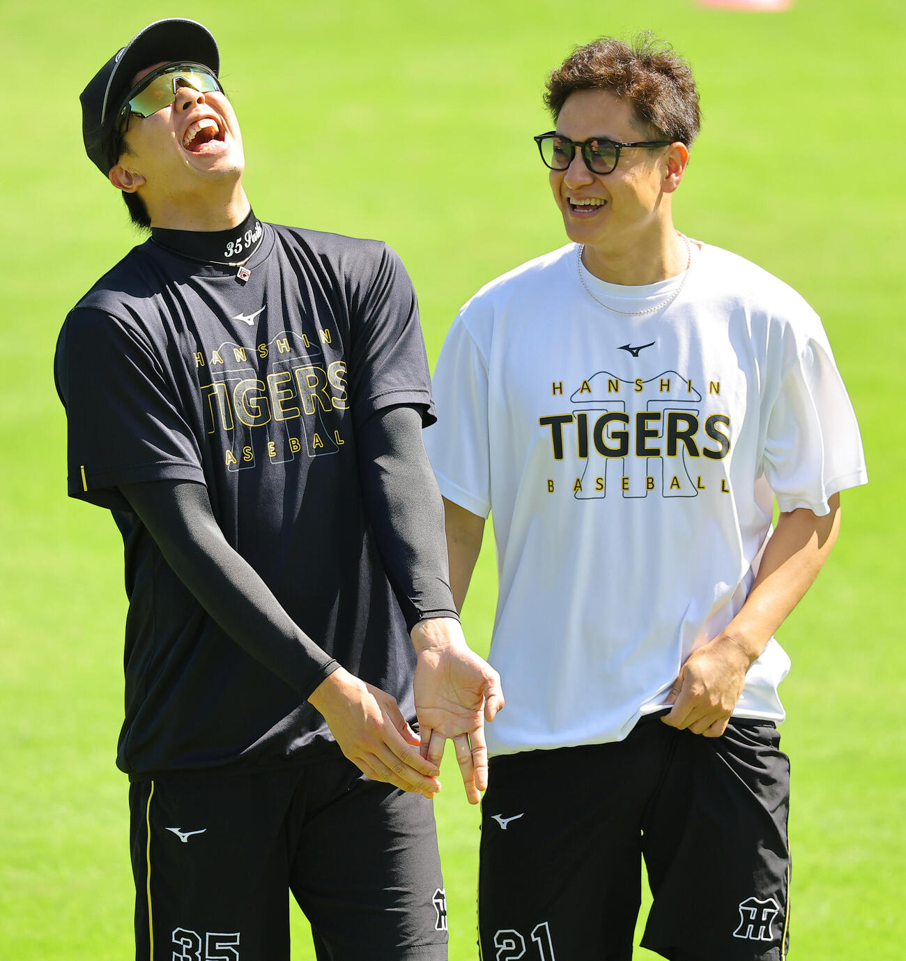 才木浩人（左）は大竹耕太郎と談笑する（撮影・上田博志）