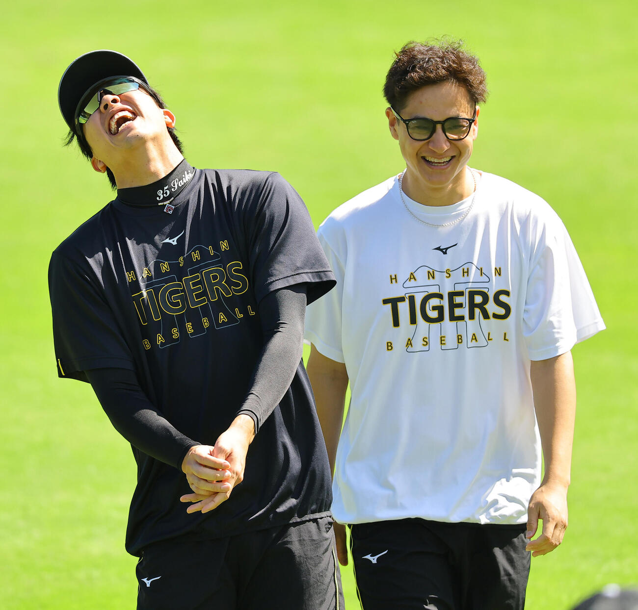 才木浩人（左）は大竹耕太郎と談笑する（撮影・上田博志）