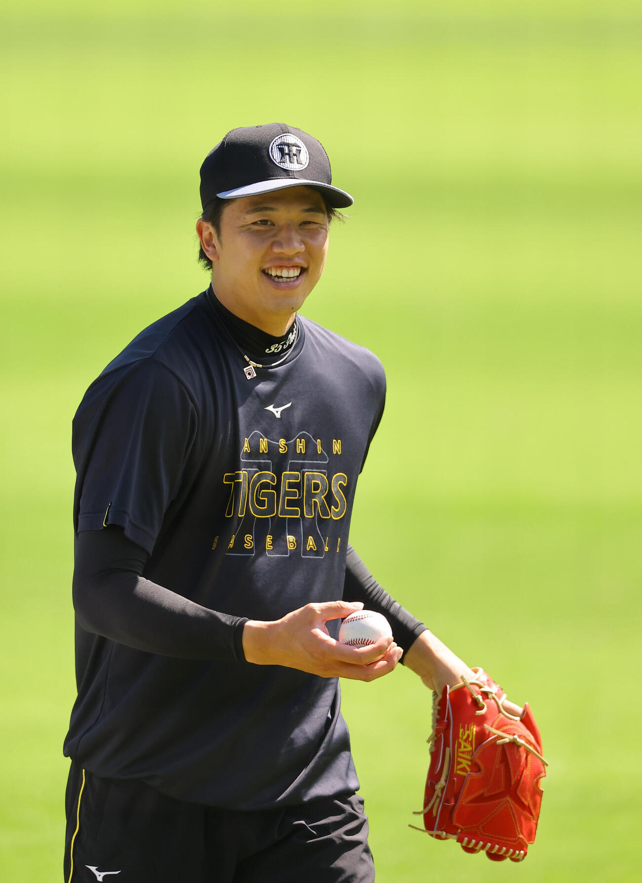 キャッチボールを終えた才木浩人は笑顔を見せる（撮影・上田博志）