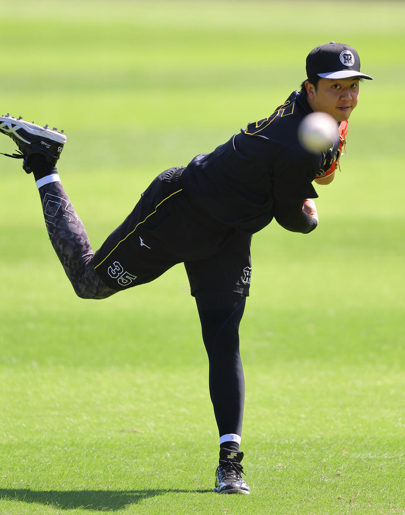 キャッチボールをする才木浩人（撮影・上田博志）
