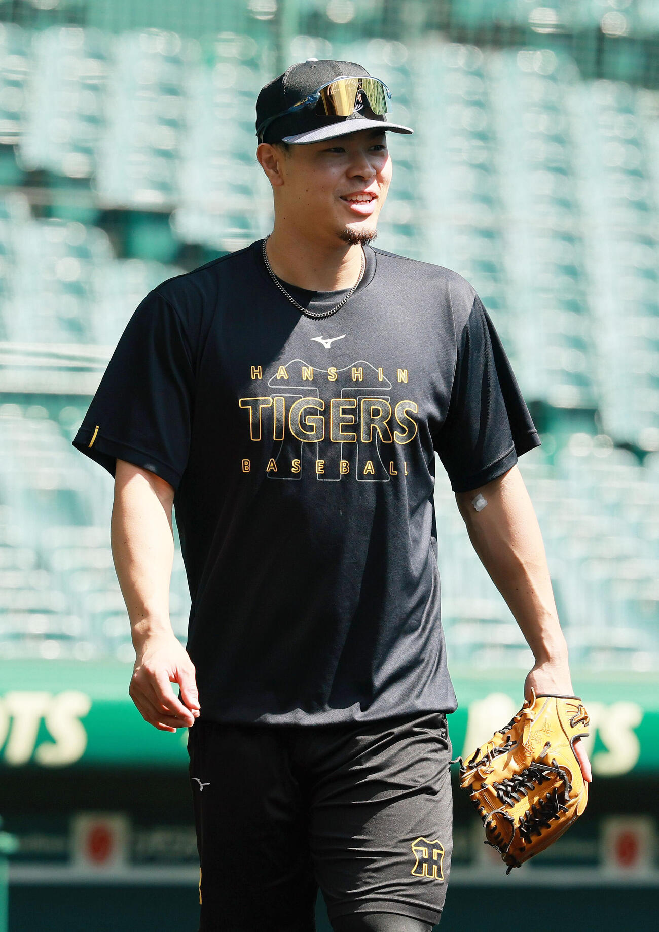 リラックスした表情で練習する佐藤輝明（撮影・上山淳一）