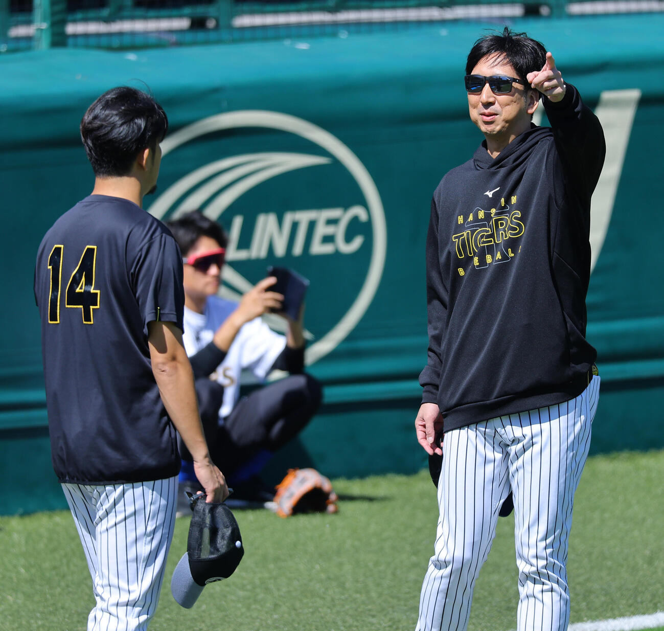 岩貞祐太（左）と話をする藤川球児監督（撮影・上田博志）