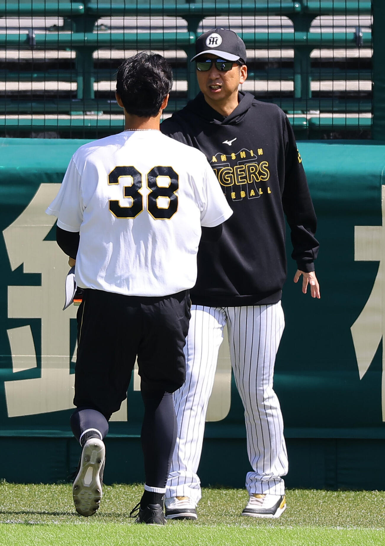あいさつに来た小幡竜平（左）と握手を交わす藤川球児監督（撮影・上田博志）