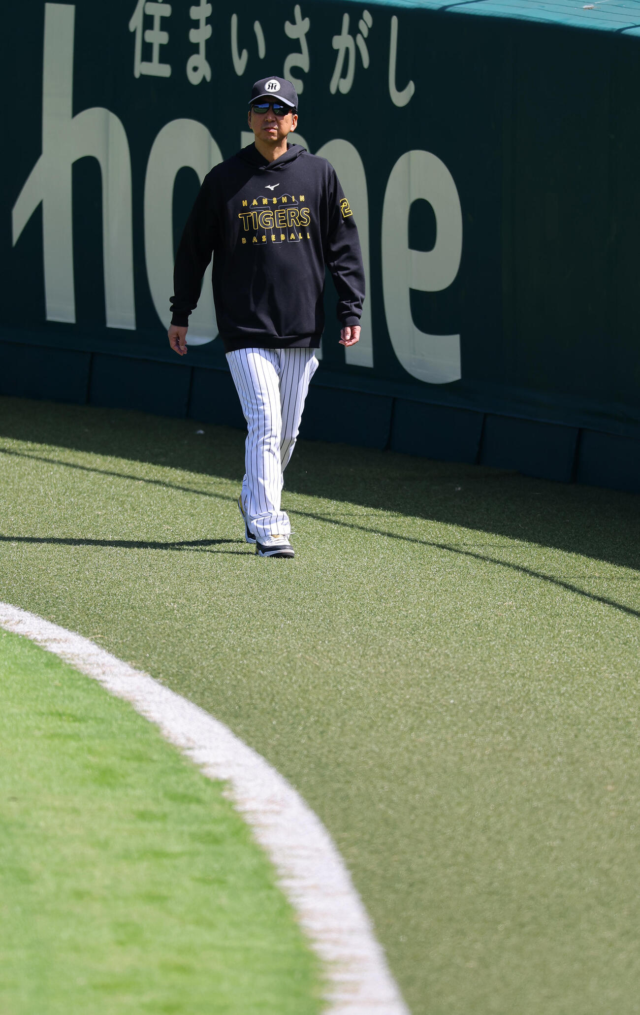 外野を歩く藤川球児監督（撮影・上田博志）
