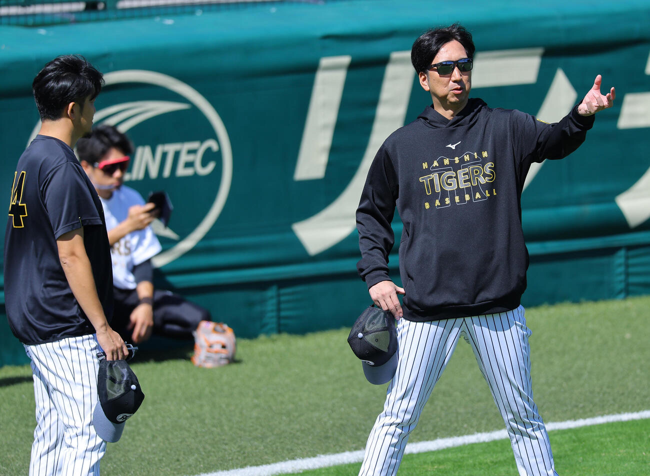 岩貞祐太（左）と話をする藤川球児監督（撮影・上田博志）